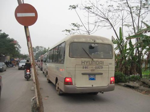 Xe công vẫn ùn ùn đi lễ đền Bà Chúa Kho