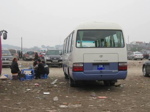 Xe công vẫn ùn ùn đi lễ đền Bà Chúa Kho