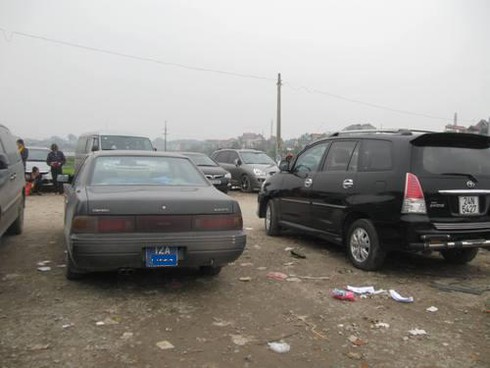 Xe công vẫn ùn ùn đi lễ đền Bà Chúa Kho