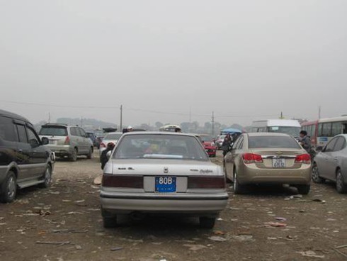 Xe công vẫn ùn ùn đi lễ đền Bà Chúa Kho