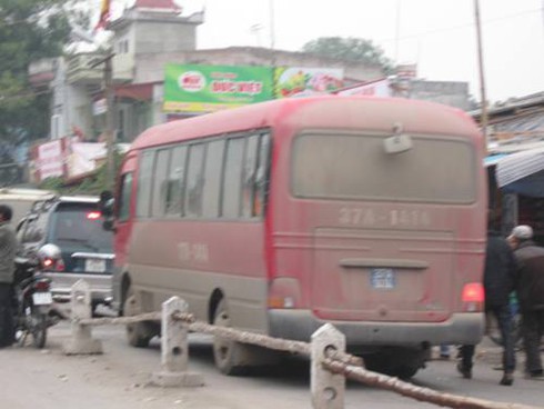 Xe công vẫn ùn ùn đi lễ đền Bà Chúa Kho