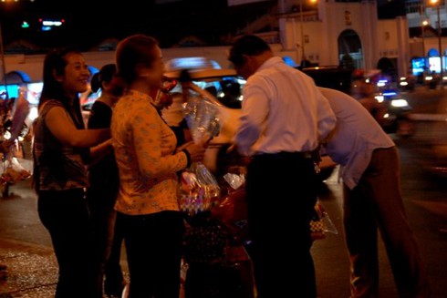 Sinh viên nhộn nhịp kinh doanh ngày Lễ tình nhân