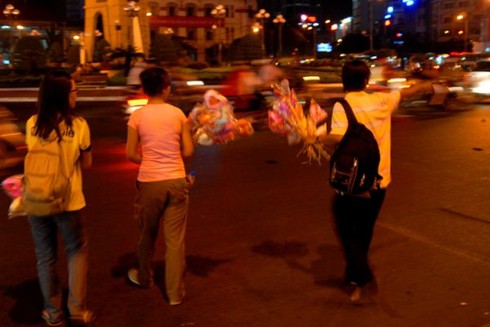 Sinh viên nhộn nhịp kinh doanh ngày Lễ tình nhân
