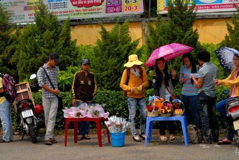 Sinh viên nhộn nhịp kinh doanh ngày Lễ tình nhân