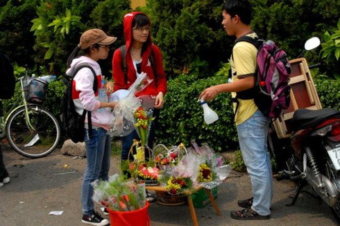 Sinh viên nhộn nhịp kinh doanh ngày Lễ tình nhân