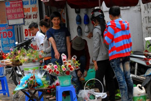 Sinh viên nhộn nhịp kinh doanh ngày Lễ tình nhân