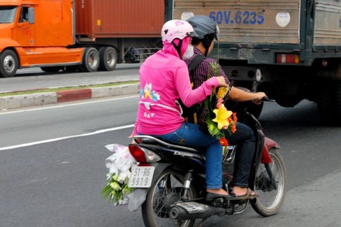 Sinh viên nhộn nhịp kinh doanh ngày Lễ tình nhân