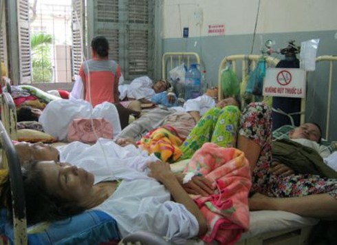 Viện phí tăng, bệnh nhân còn tiếp tục nằm ngoài hành lang