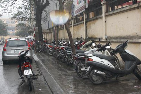 Hà Nội: Điểm trông xe `coi thường` lệnh rút phép