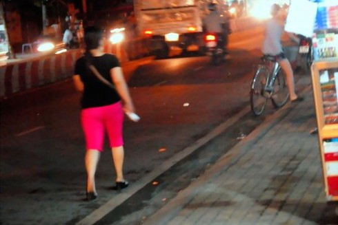 TP.HCM: Nhức mắt cảnh “bướm đêm”dập dìu