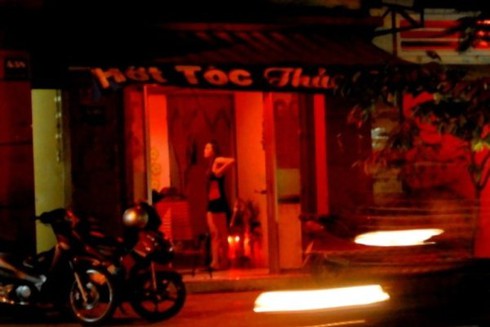 TP.HCM: Nhức mắt cảnh “bướm đêm”dập dìu