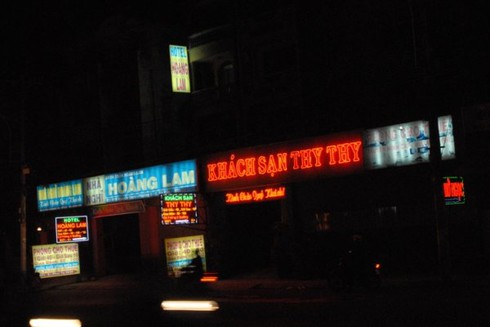 TP.HCM: Nhức mắt cảnh “bướm đêm”dập dìu