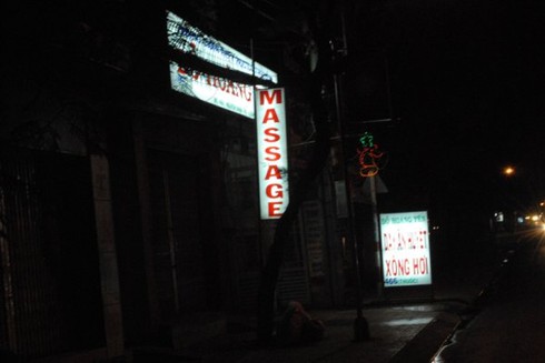 TP.HCM: Nhức mắt cảnh “bướm đêm”dập dìu