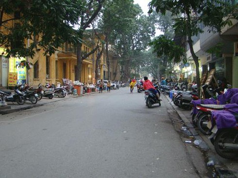 Bãi giữ xe: Cấm phố chính, “đột nhập”ngõ ngách