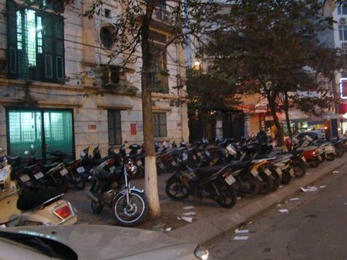 Bãi giữ xe: Cấm phố chính, “đột nhập”ngõ ngách