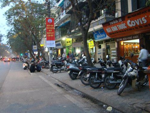Bãi giữ xe: Cấm phố chính, “đột nhập”ngõ ngách