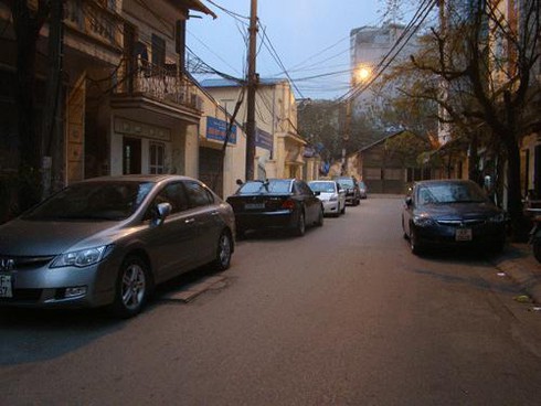 Bãi giữ xe: Cấm phố chính, “đột nhập”ngõ ngách