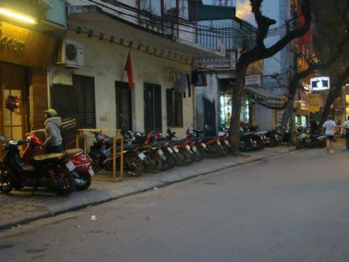 Bãi giữ xe: Cấm phố chính, “đột nhập”ngõ ngách