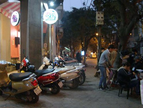 Bãi giữ xe: Cấm phố chính, “đột nhập”ngõ ngách