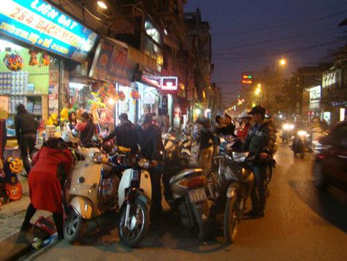 Bãi giữ xe: Cấm phố chính, “đột nhập”ngõ ngách