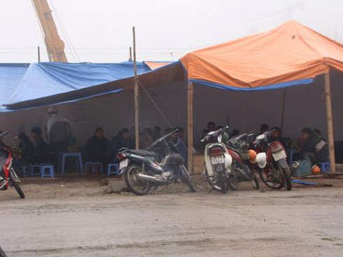 Sập giàn giáo Mỗ Lao: Công nhân nháo nhào vì bị cấm cửa