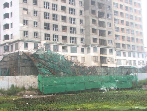 Sập giàn giáo Mỗ Lao: Công nhân nháo nhào vì bị cấm cửa