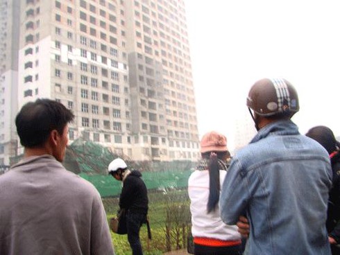 Sập giàn giáo Mỗ Lao: Công nhân nháo nhào vì bị cấm cửa