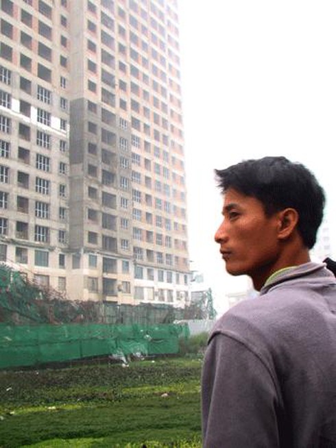 Sập giàn giáo Mỗ Lao: Công nhân nháo nhào vì bị cấm cửa