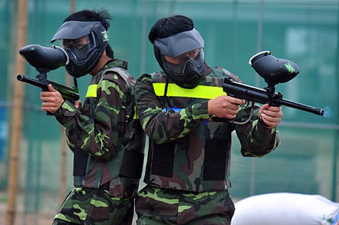 Giới trẻ Hà Nội nô nức lần đầu tiên `chiến đấu` với Paintball