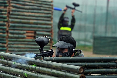 Giới trẻ Hà Nội nô nức lần đầu tiên `chiến đấu` với Paintball