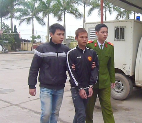 Dùng dao khống chế, hiếp dâm trẻ em 9 tuổi