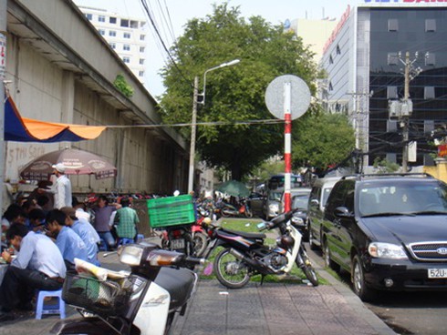 Gian nan `xóa sổ` bãi giữ xe tại TP.HCM