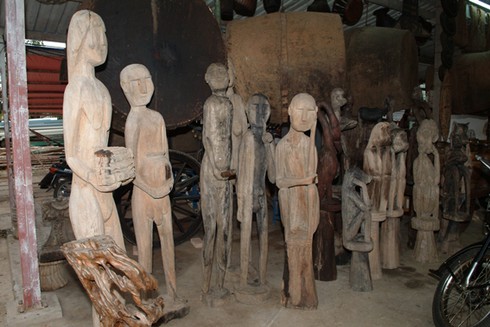 Nháo nhác tin đồn đại gia `lùng` tượng nhà mồ