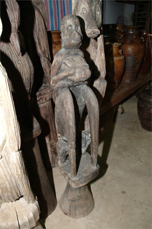 Nháo nhác tin đồn đại gia `lùng` tượng nhà mồ