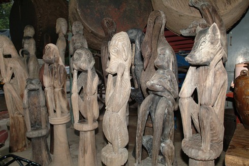 Nháo nhác tin đồn đại gia `lùng` tượng nhà mồ