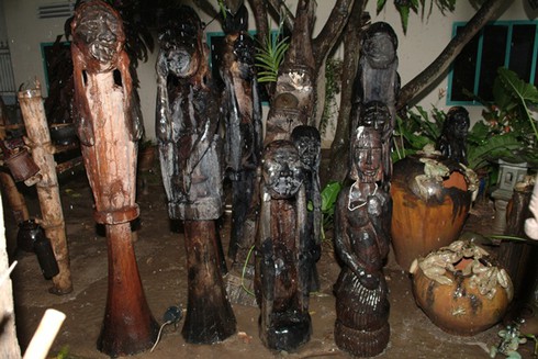 Nháo nhác tin đồn đại gia `lùng` tượng nhà mồ