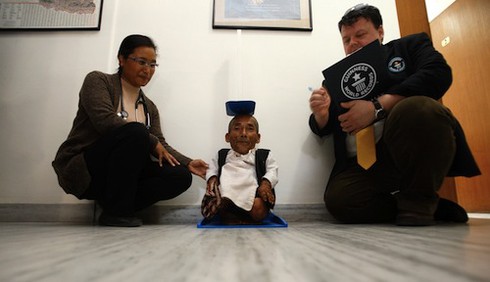 Guiness xác nhận kỷ lục kép về người lùn nhất thế giới