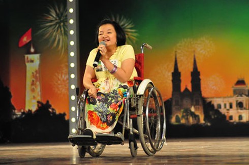 Giám khảo nhún nhảy theo điệu hát của 'cô gái xương thủy tinh'