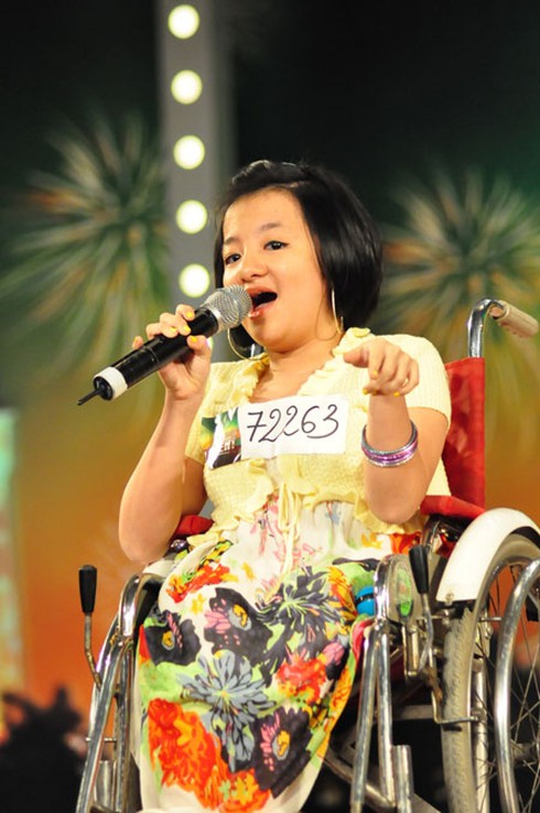 Giám khảo nhún nhảy theo điệu hát của 'cô gái xương thủy tinh'