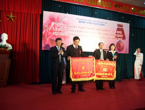 Bệnh viện Bưu điện đón nhận huân chương Lao động hạng nhất