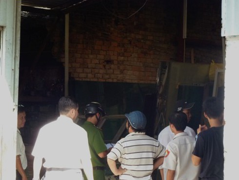 Sập kính cường lực, đè chết công nhân nghỉ trưa