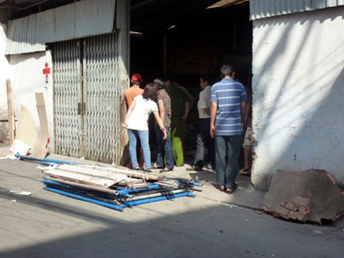 Sập kính cường lực, đè chết công nhân nghỉ trưa