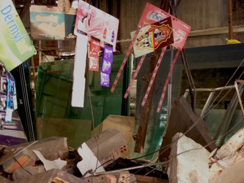 Sập kính cường lực, đè chết công nhân nghỉ trưa