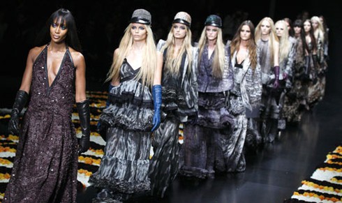 Naomi Campbel phong độ vượt thời gian