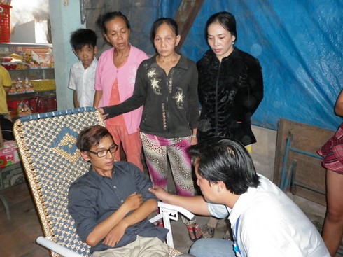 Bình Dương: Dân quân dùng roi điện chích sinh viên ngất xỉu