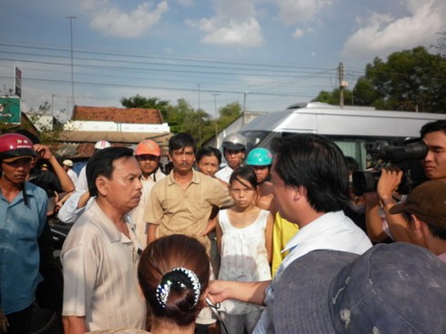 Bình Dương: Dân quân dùng roi điện chích sinh viên ngất xỉu