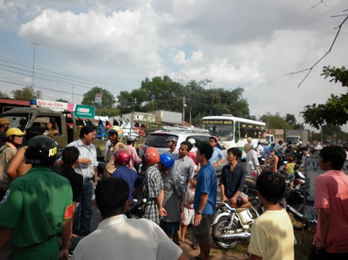 Bình Dương: Dân quân dùng roi điện chích sinh viên ngất xỉu