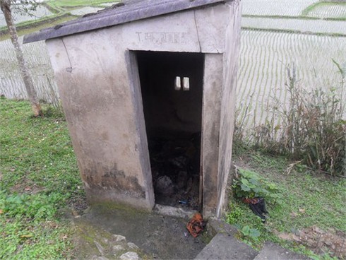 Nghệ An: Một người chết cháy bí ẩn... trong nhà vệ sinh!