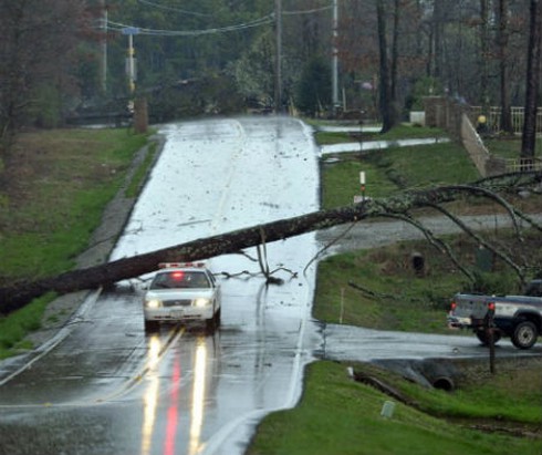 Mỹ: Tan hoang sau hàng loạt bão lốc