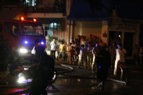 TP.HCM: Kho hàng lớn phát cháy dữ dội